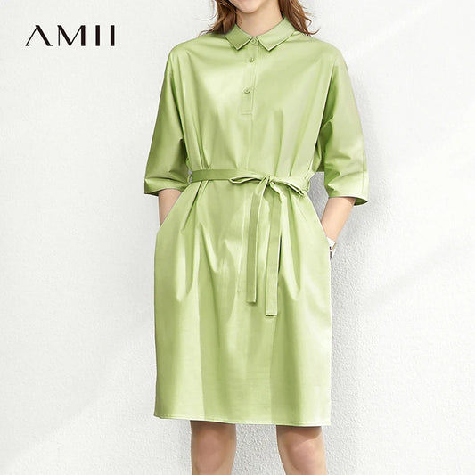 Hemdkleid aus Baumwolle in Matcha-Grün, Kurzarm, Knopfleiste, Bindegürtel in Taille