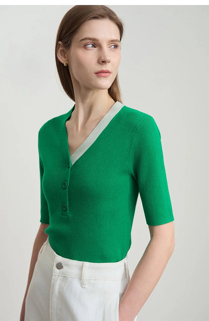 Grüner Damen-Strickpullover mit V-Ausschnitt, Knopfleiste und halben Ärmeln, close-up