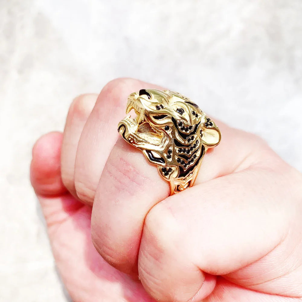 Tigerkopf-Ring in Gold, Seitenansicht auf Handfläche
