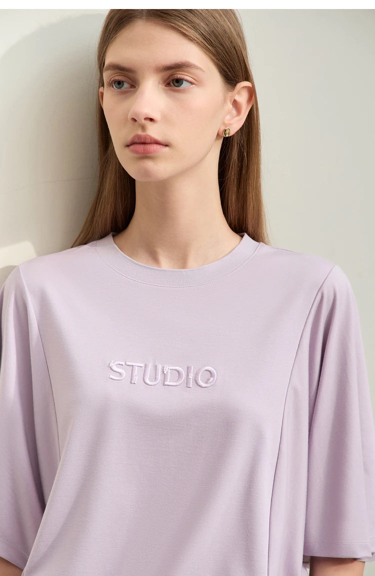 Damen T-Shirt mit elastischen Flare-Ärmeln und Perlen-Stickerei im minimalistischen Stil