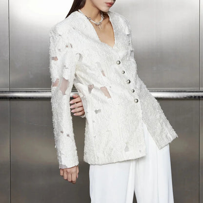 Elegantes trägerloses Minikleid für Damen mit Applikationen und Patchwork-Design – ärmellos und figurbetont mit verspielten Falten.