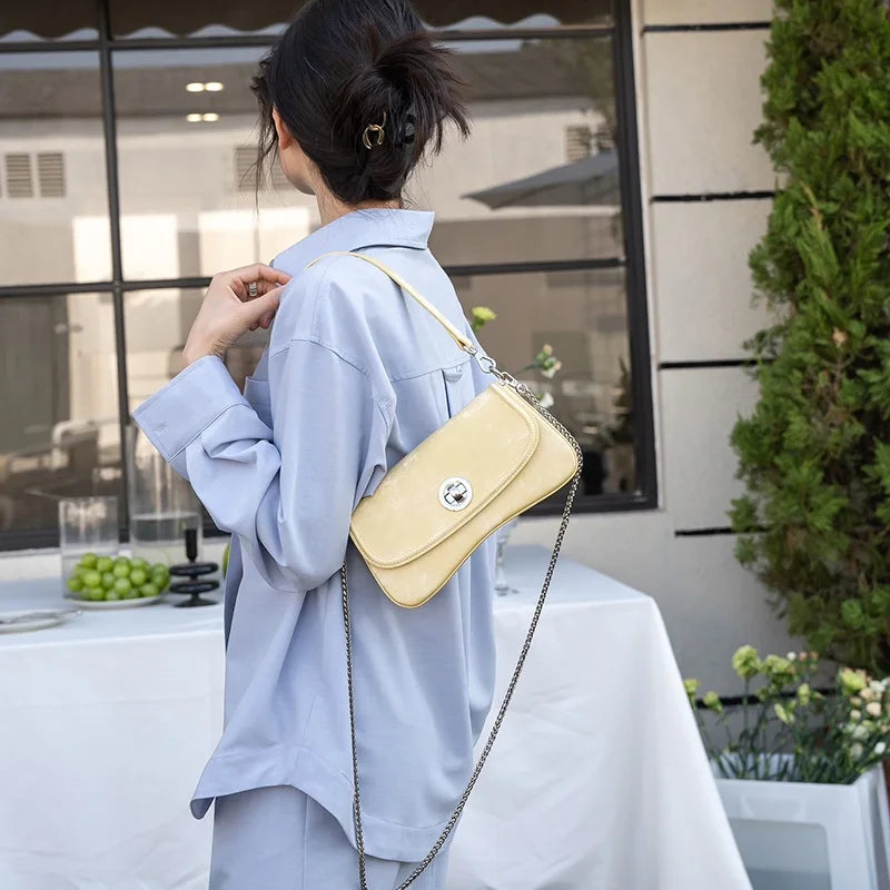 Natürliche Rindleder Schultertasche Frühlingslook