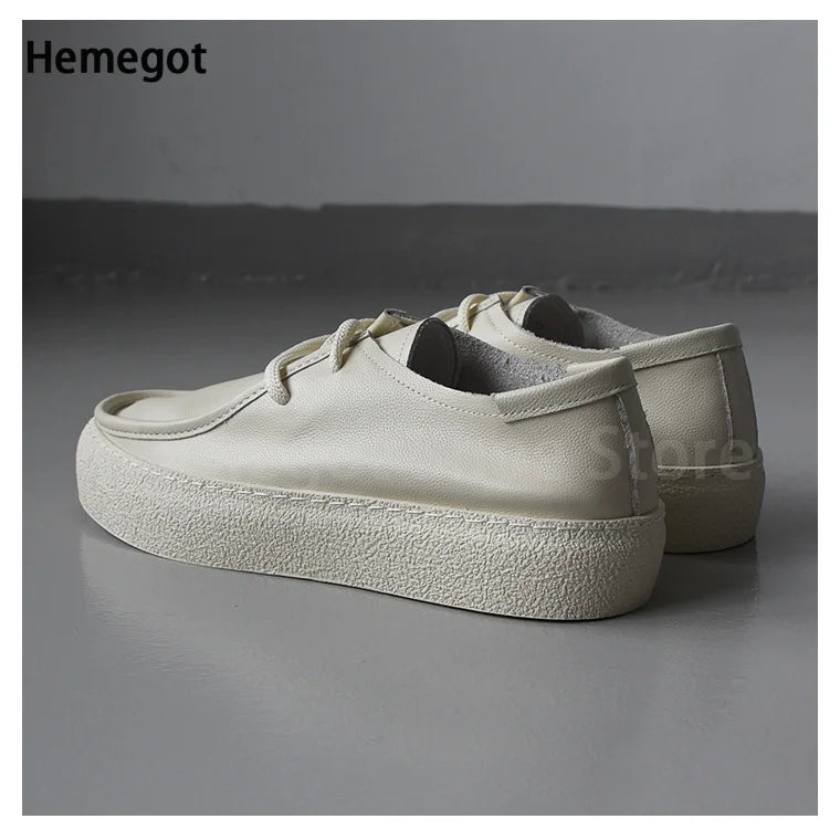 Weiße Schnürschuhe für Herren mit dicker Sohle, hintere Seitenansicht vom Paar