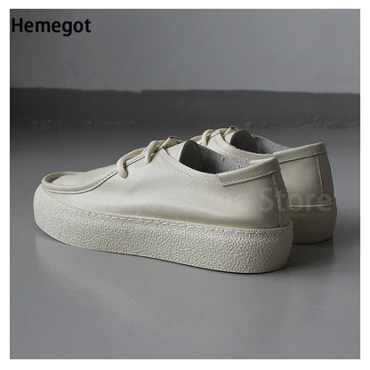 Weiße Schnürschuhe für Herren mit dicker Sohle, hintere Seitenansicht vom Paar