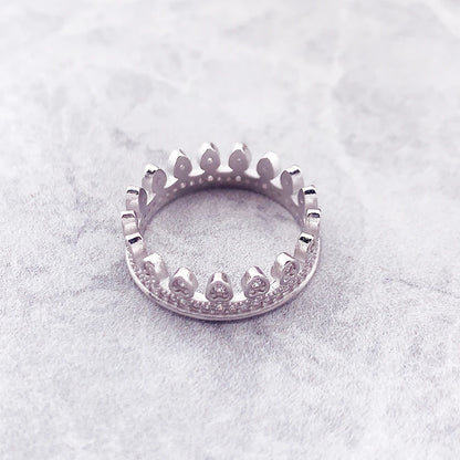 Ring von oben: Krone mit Zirkoniasteinen, silbernes Band