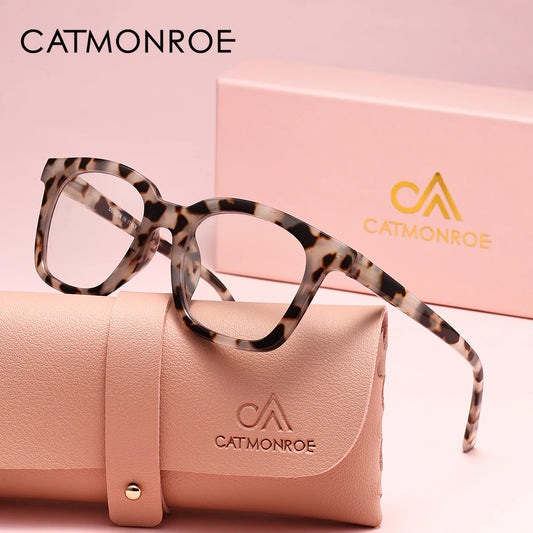 Damenbrille mit Leopardenmuster, auf beigem Etui liegend