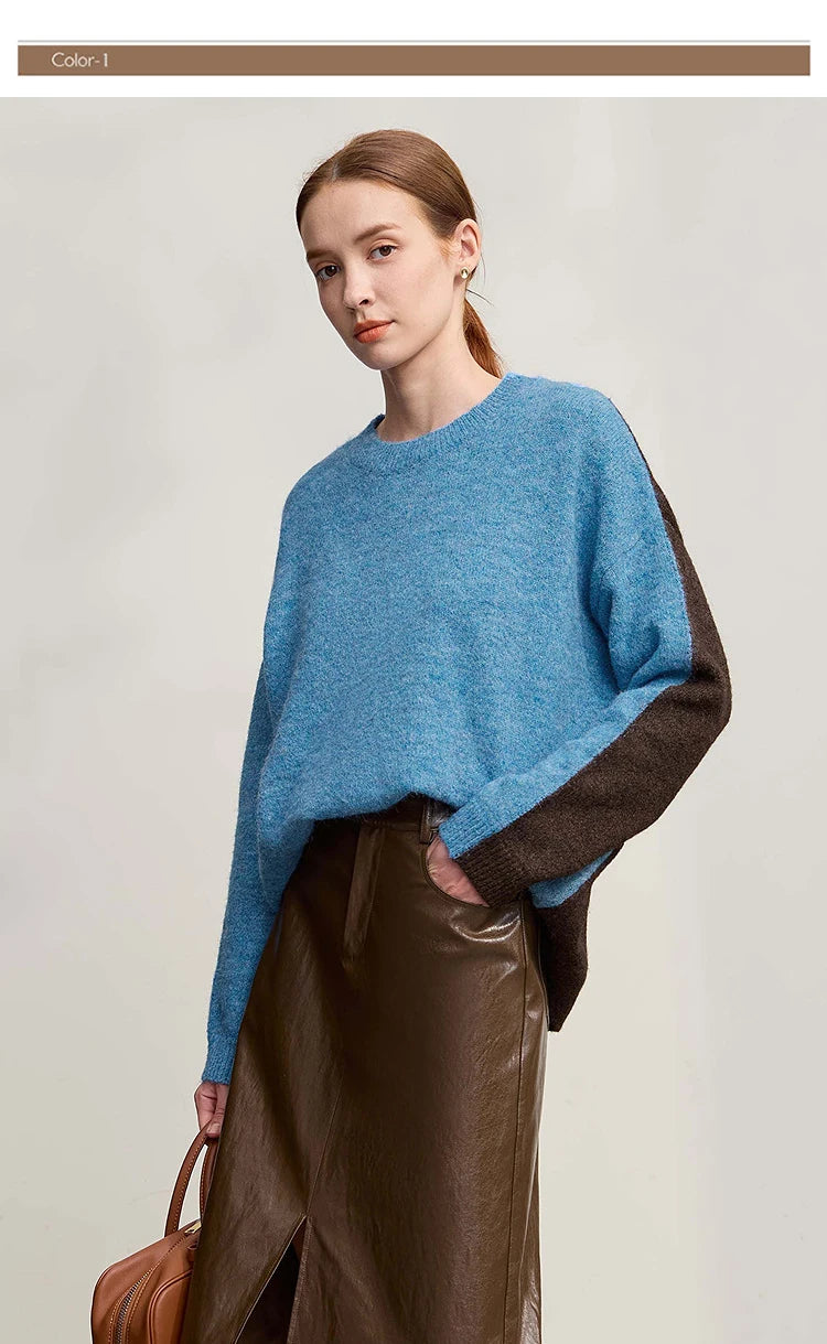 Damenpullover mit blauem Vorderteil und braunem Ärmel, seitliche Patchwork-Optik