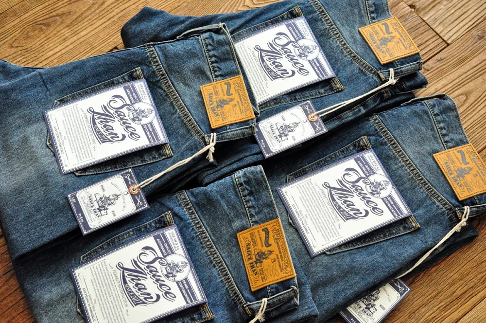 Männer Jeans im Vintage-Stil mit bestickten Patches und zerrissenen Details