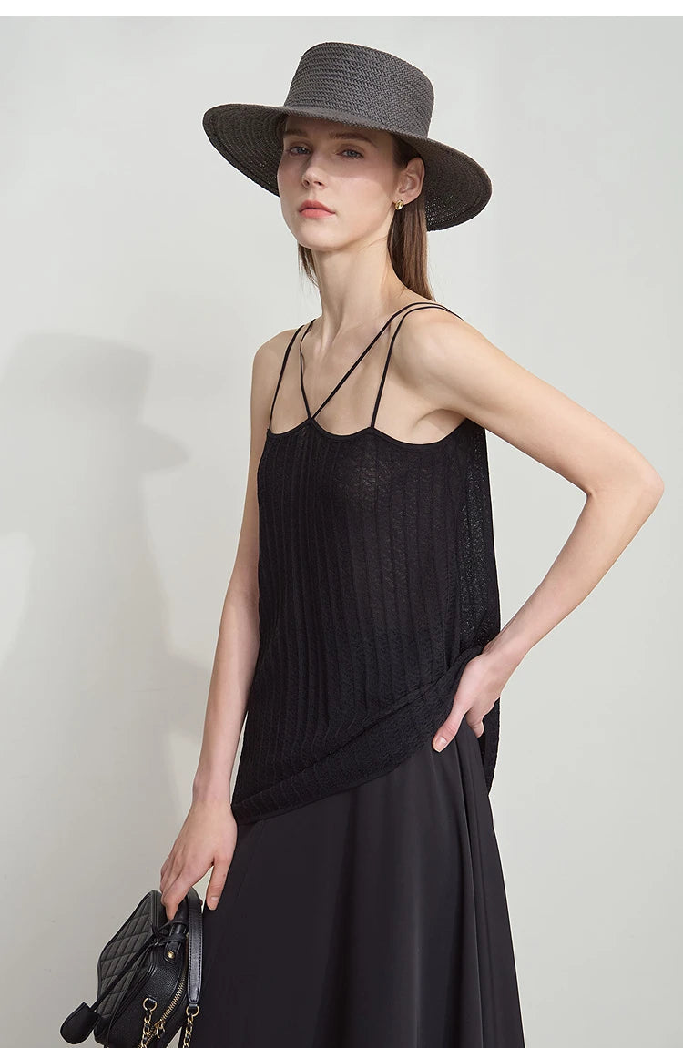 Ärmelloses Stricktop in Schwarz mit Spaghetti-Trägern und ausgestelltem Saum vorne