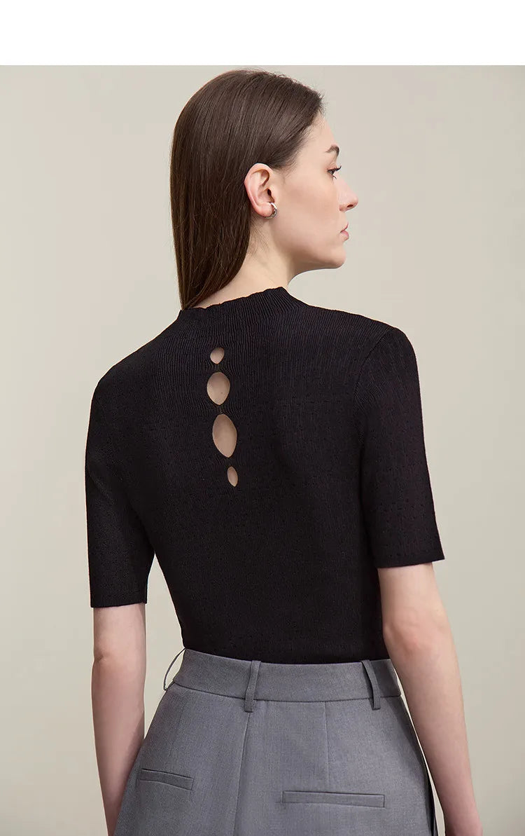 Strickpullover mit kurzem Arm und Stehkragen, schwarz; Rücken mit Aussparungen