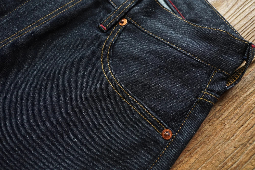 Herren Jeans aus Sommer Selvedge Denim mit lockerer Passform und hohem Bund