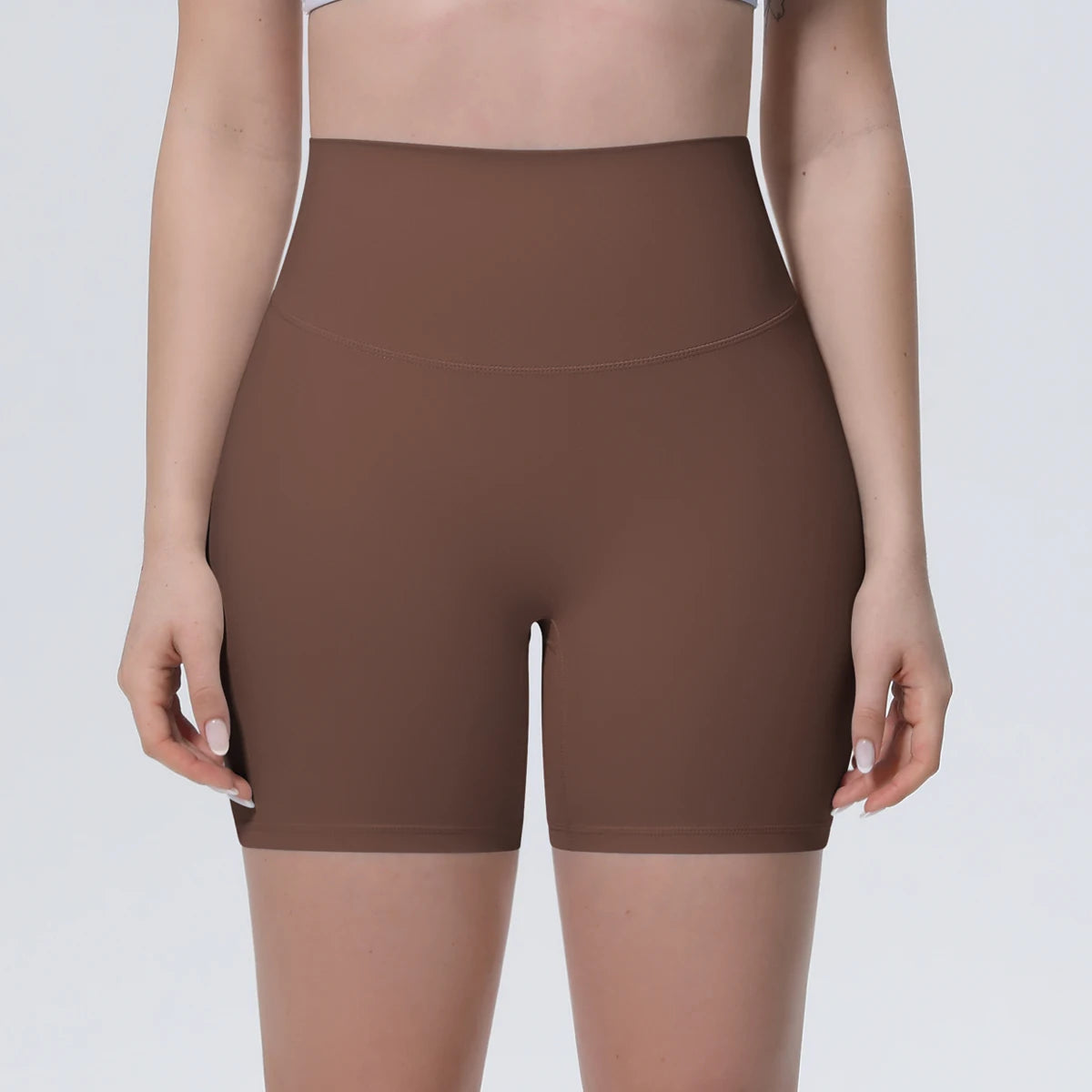 Braune Yoga-Shorts mit hohem Bund und schmalen Beinöffnungen