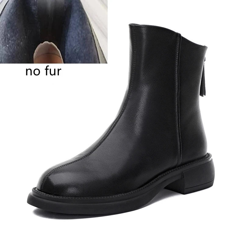 Schwarze kurze Stiefelette aus Leder, flache Ferse, Schaft mit Troddel/Schlaufe, Ansicht von vorn.