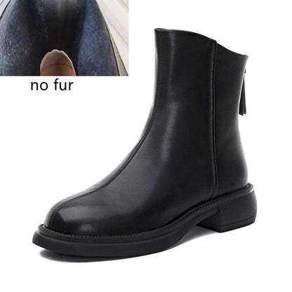 Schwarze kurze Stiefelette aus Leder, flache Ferse, Schaft mit Troddel/Schlaufe, Ansicht von vorn.