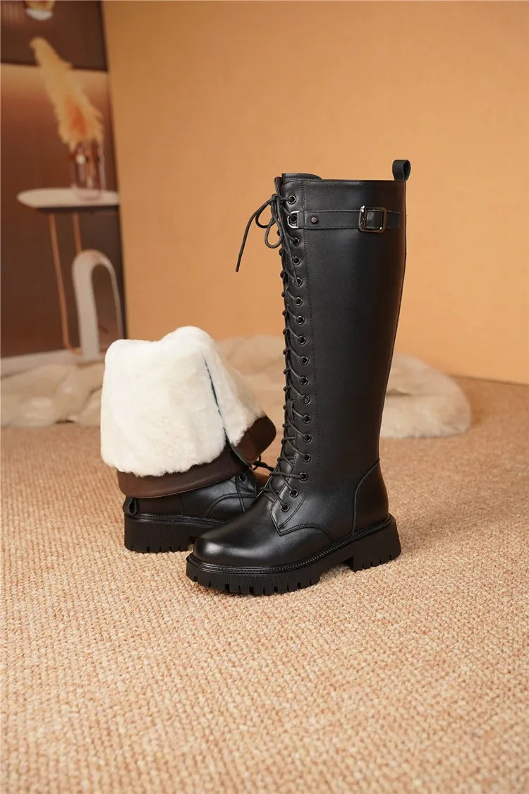 Schwarze Stiefel mit weichem Innenfutter, Schaft mit Schnürung und Schnalle
