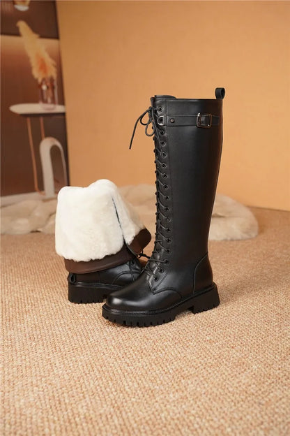 Schwarze Stiefel mit weichem Innenfutter, Schaft mit Schnürung und Schnalle