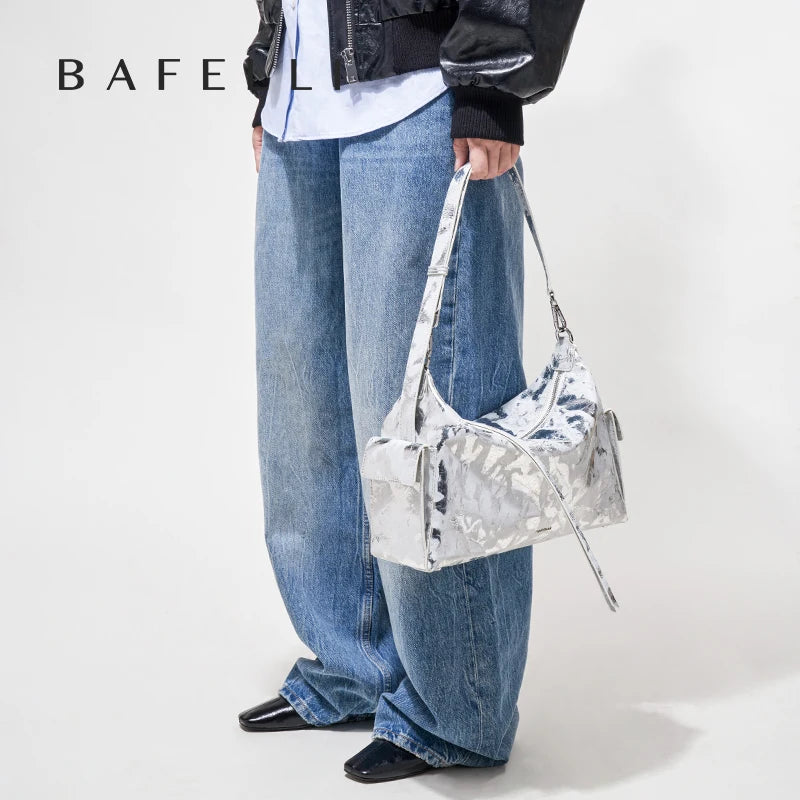 Schultertasche aus Echtleder, silbernes Metallic-Finish, mit langem Schulterriemen