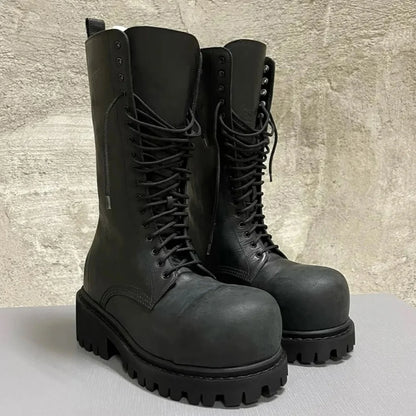 Schwarze Schnürstiefel mit Plateau-Sohle und runder Zehenkappe, frontale Ansicht