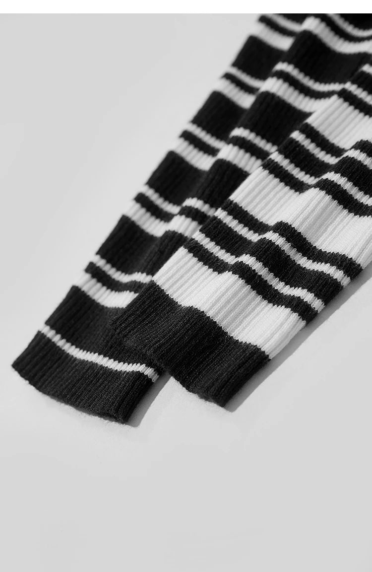 Ärmelabschluss mit Rippenbündchen am schwarz-weißen gestreiften Strickpullover