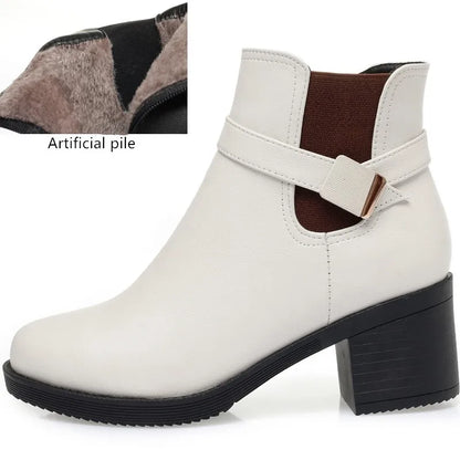 Weiße Stiefeletten mit Blockabsatz, braunem Inneneinsatz und Ziergurt