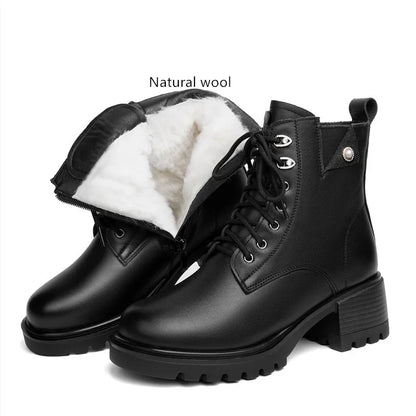 Schwarze Winterstiefeletten mit Schnürung und weißem Wollfutter an der Schafthöhe