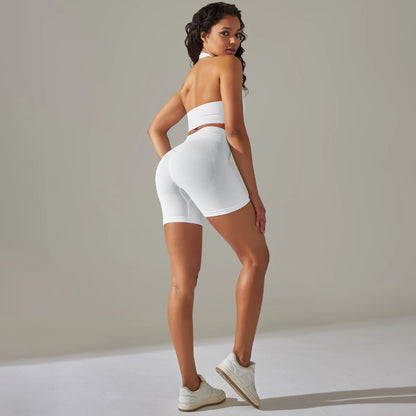 Nahtloses Yoga-Set: Bandeau-Top und Shorts, weiß mit hellblauem Bund, Rückenansicht