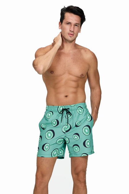 Herren-Badeshorts mit Mesh-Innenslip, verstellbarem Bund und Taschen – ideal für Sport und Freizeit.