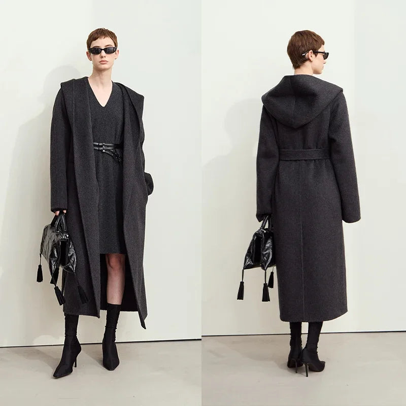 Damen Winter Festmantel mit Gürtel und Kapuze im minimalistischen Stil