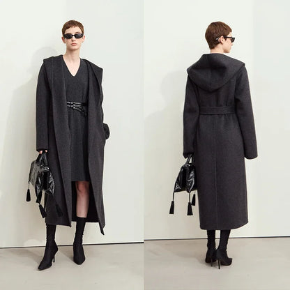 Damen Winter Festmantel mit Gürtel und Kapuze im minimalistischen Stil