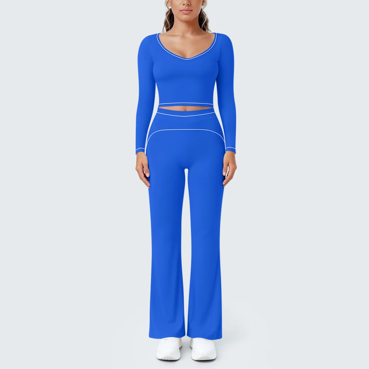 Blaues Damen Yoga-Set: Frontansicht mit Langarm-Top mit Cut-out und ausgestellten Leggings