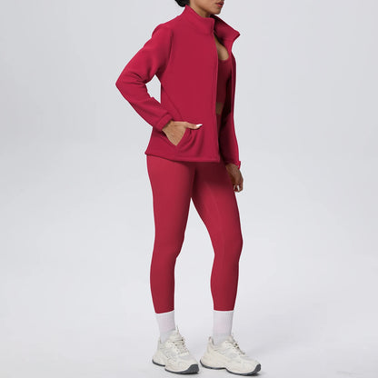 Damen Yoga-Set in rot: Zip-Jacke und Leggings mit weißen Bündchen am Beinabschluss
