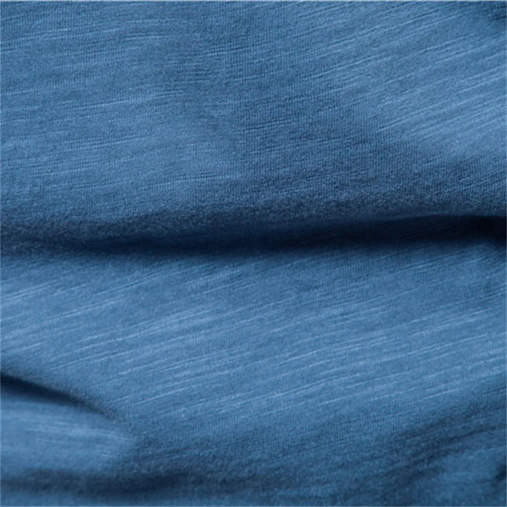 Blauer T-Shirt-Jersey im Detail, Stofffalten und feine Textur sichtbar