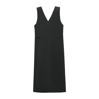 Stylisches Ärmelloses Damenkleid Mit Perlenschmuck Und Eleganter Passform