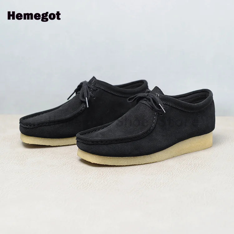 Herren-Sneaker aus Wildleder mit Schnürung, dunkel, mit gelblicher Laufsohle und Profil