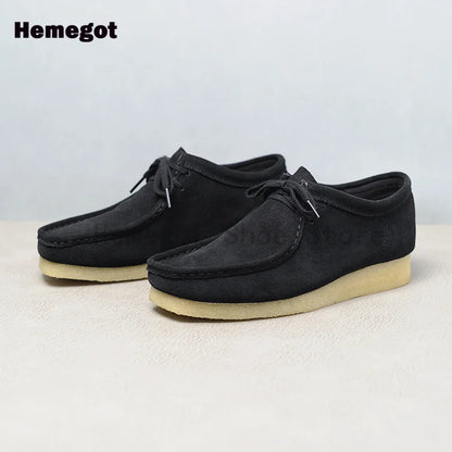 Herren-Sneaker aus Wildleder mit Schnürung, dunkel, mit gelblicher Laufsohle und Profil