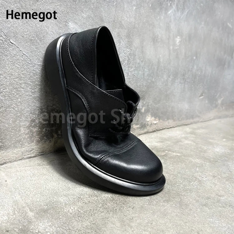 Schwarzer Lederschuh mit Schnürdetail, runde Kappe und flache Sohle