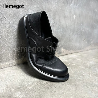 Schwarzer Lederschuh mit Schnürdetail, runde Kappe und flache Sohle