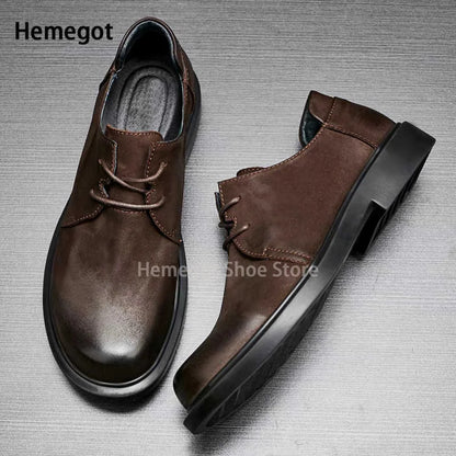 Herren-Lederschuhe mit Schnürung, dunkelbraun, Paar in Nahansicht
