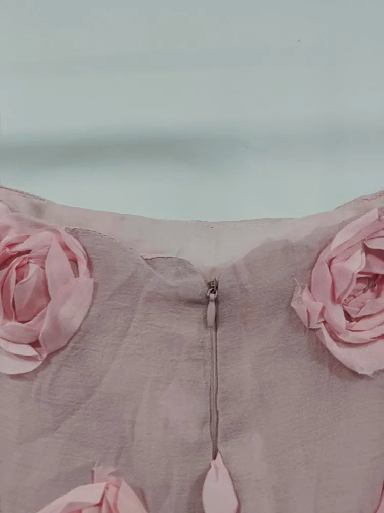 Elegantes Damen-Kleid mit Reverskragen, langen Ärmeln und doppelreihigem Patchwork-Design – figurbetont und stilvoll.