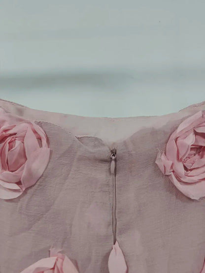 Elegantes Damen-Kleid mit Reverskragen, langen Ärmeln und doppelreihigem Patchwork-Design – figurbetont und stilvoll.