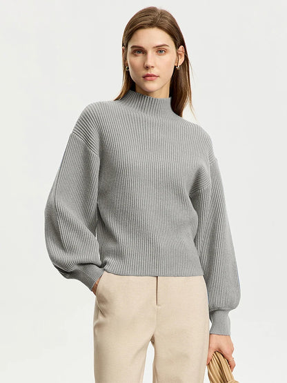 Grau melierter Wollpullover mit Stehkragen, Rippenstrick und weiten Ärmeln