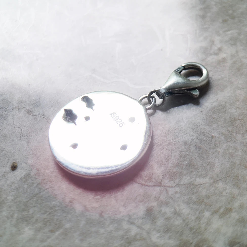 Sterlingsilber-Charme Rückseite: runde Fläche mit geprägtem Stempel und Öse