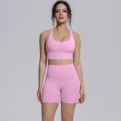 Rosa Yoga-Set mit Sporttop und Shorts im einheitlichen Look