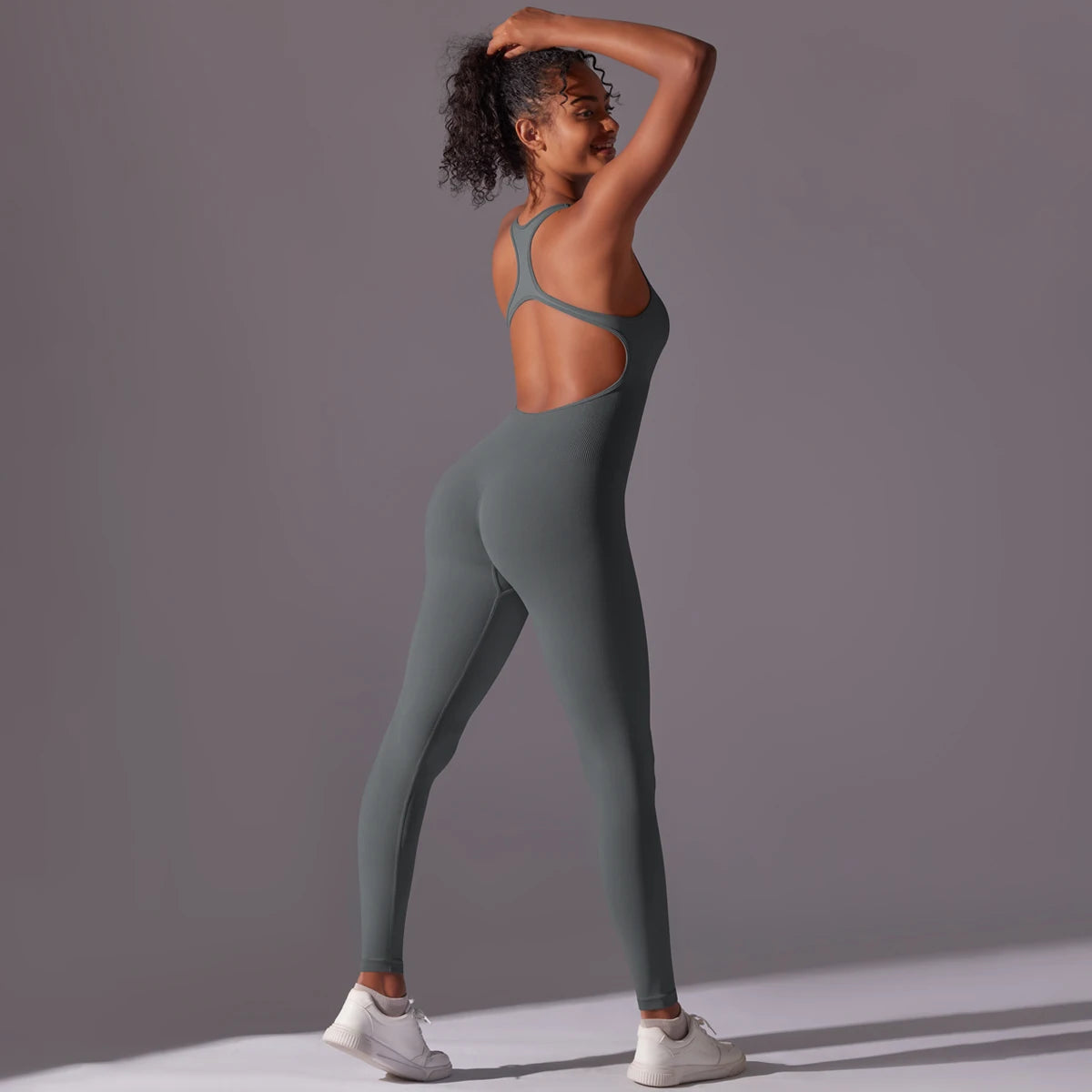 Nahtloser Yoga-Bodysuit, dunkelgrau, rückenfrei mit Trägerkreuz am Rücken