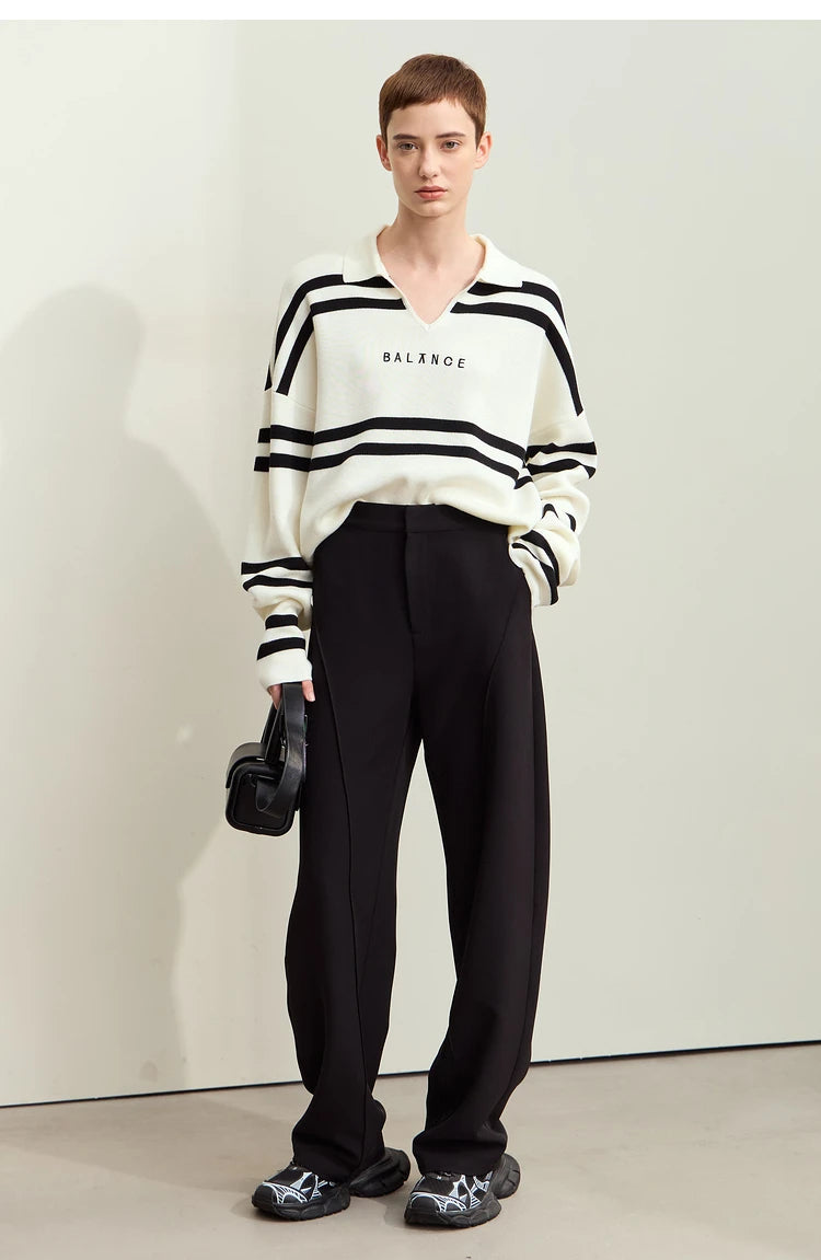 Gestreifter Pullover mit V-Ausschnitt, Creme mit schwarzen Streifen, lockere Passform