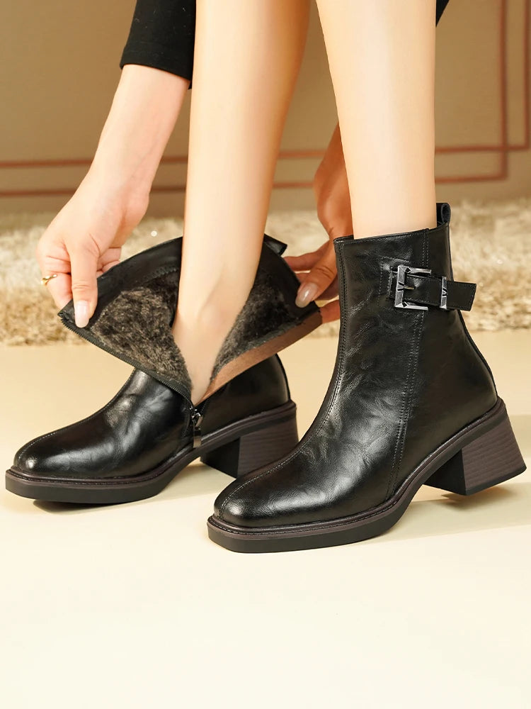 Schwarze Stiefeletten mit quadratischer Kappe, Blockabsatz und Schnalle, Paaransicht