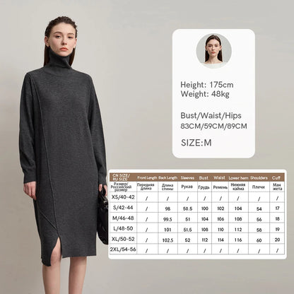 Anthrazitfarbenes Strickkleid mit Rollkragen und langen Ärmeln, seitlicher Schlitz