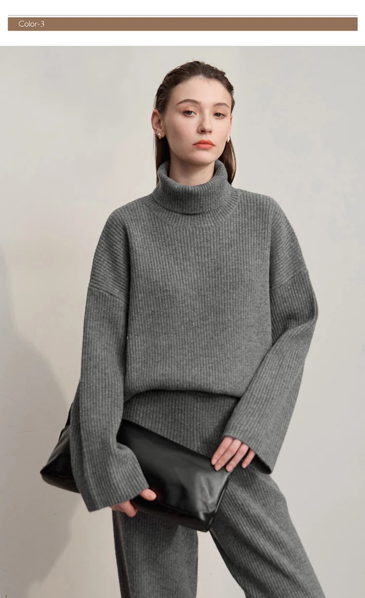 Grauer Rollkragenpullover mit langen Ärmeln, dazu graue weite Hose