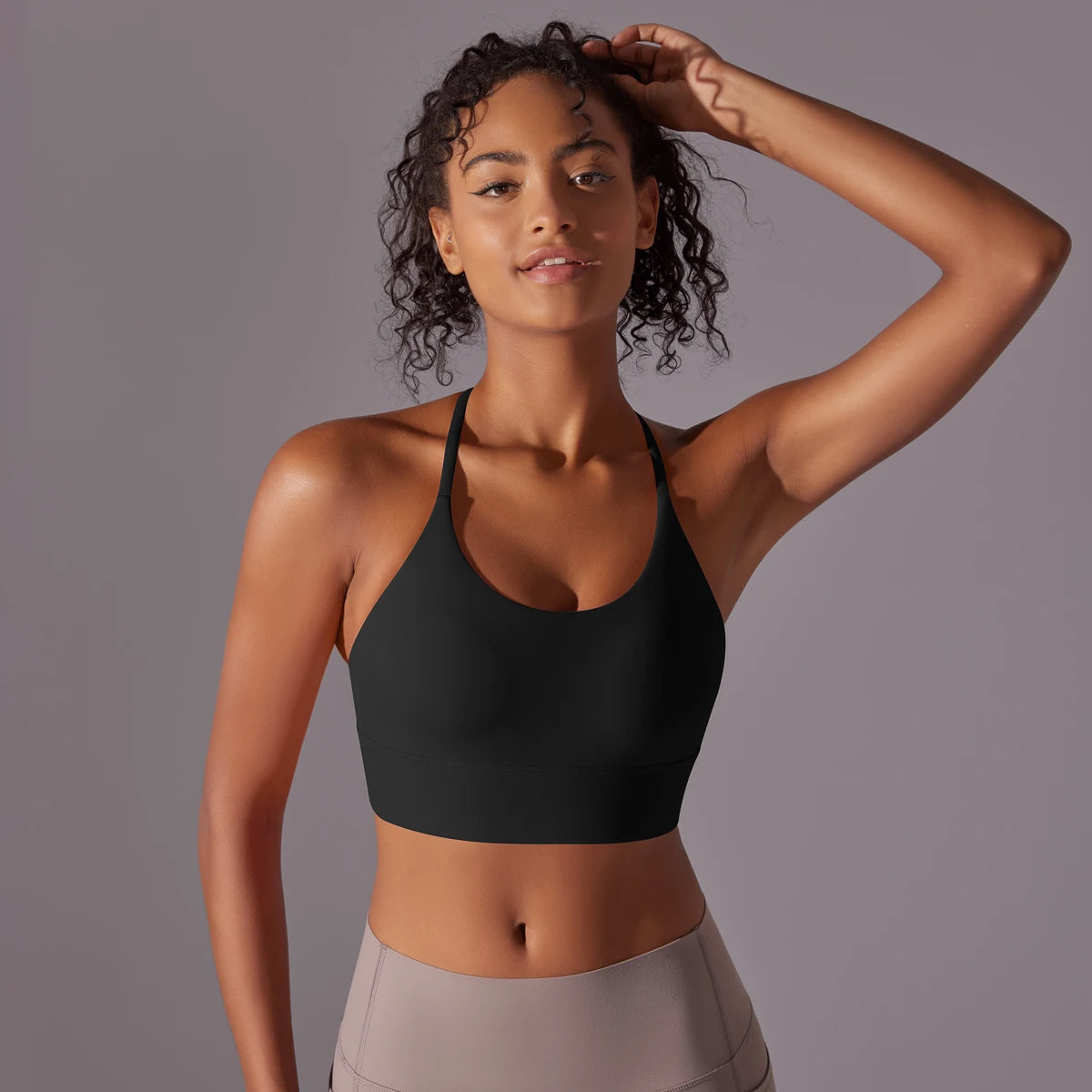 Sport-Bustier mit schmalen Trägern, schwarz mit U-Ausschnitt