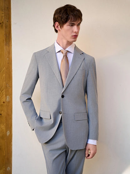Schlanker Herren-Blazer im klassischen europäischen Stil mit hellbraunem Karomuster – ideal für Hochzeiten und formelle Anlässe